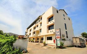 Oyo 383 White Inn Hotel